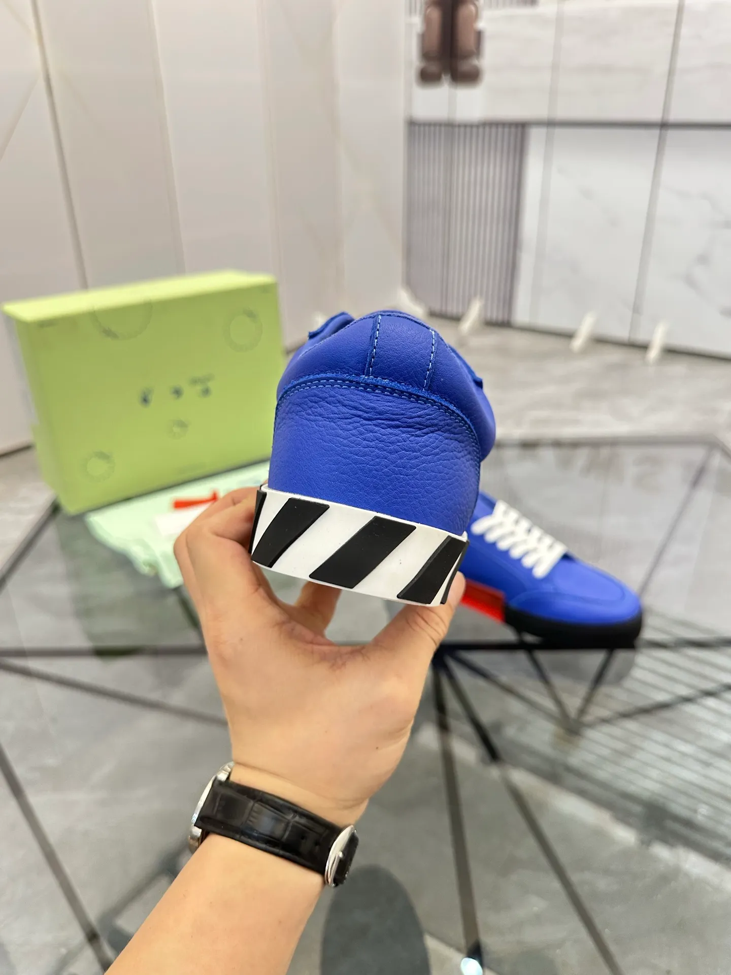 Selling men's shoes 💰: 💰P440¥ Product trademark: OFF WHITE *"OFF WHITE*" low-top casual shoes Regular size: 35-45 (can be customized to 46) Couple style Product material: imported cowhide upper, breathable lining, original outsole. No.: H203